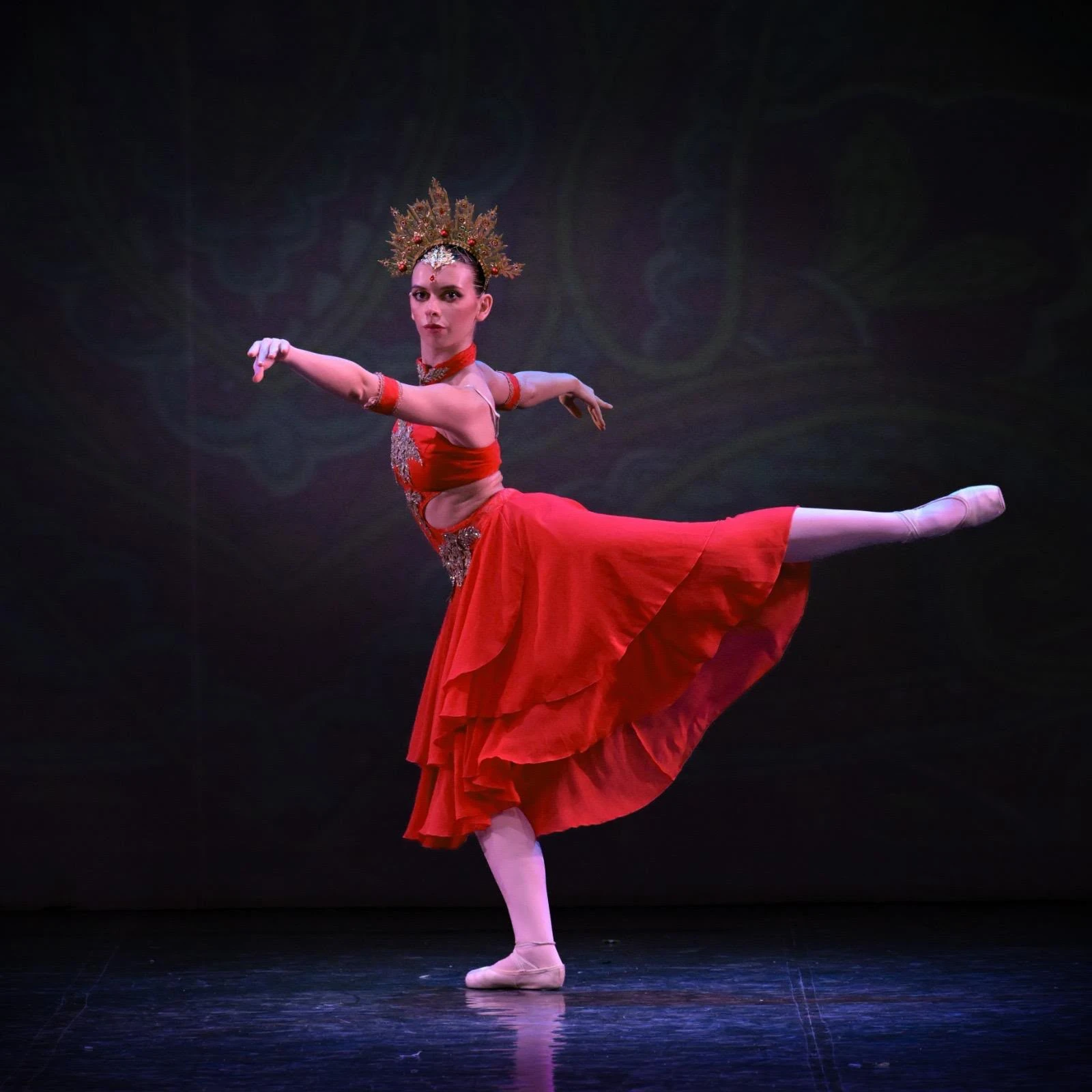 Assolo in costume rosso sul palcoscenico