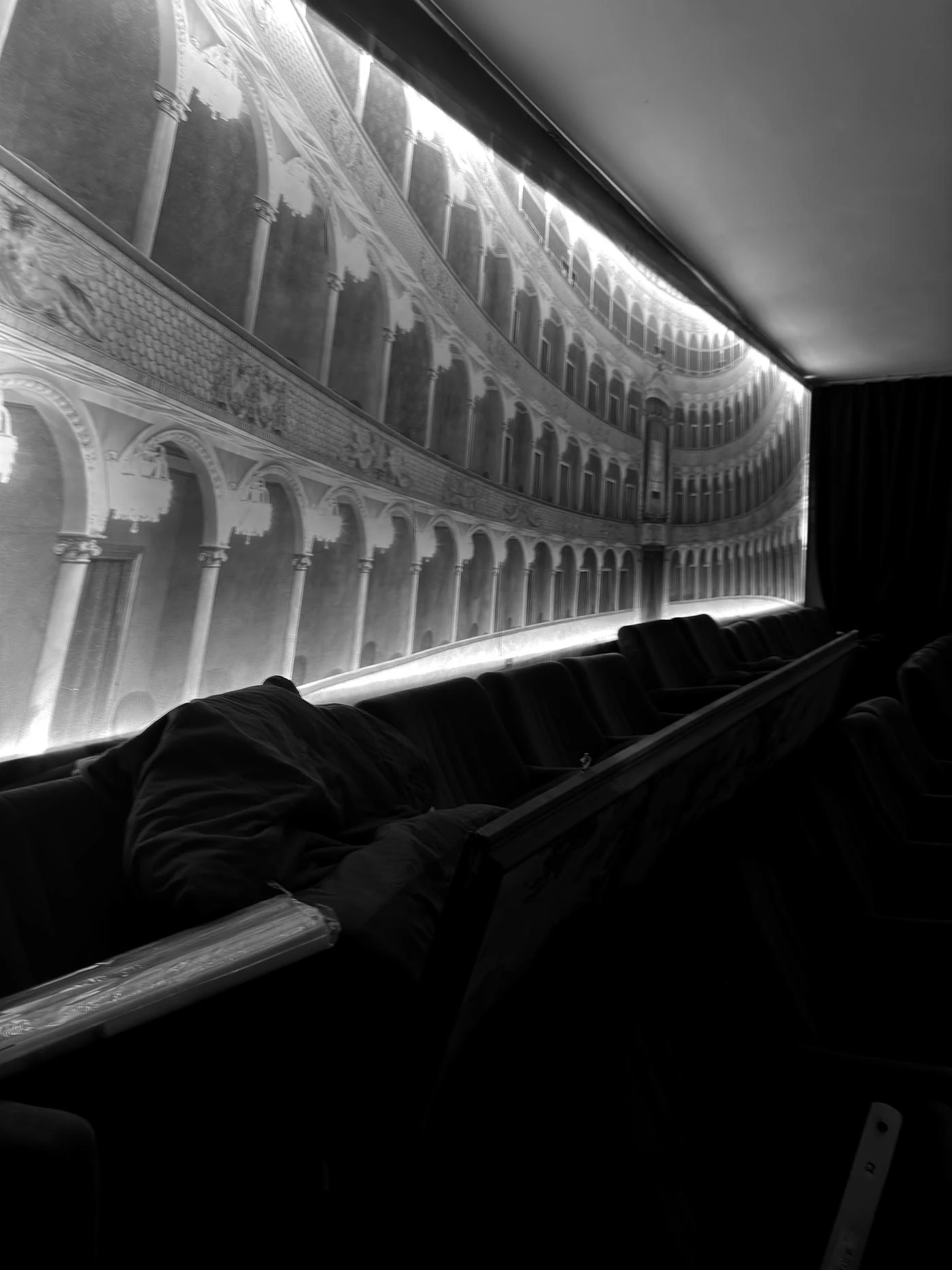 Il fondale retroilluminato che riproduce i palchi di un teatro d'opera